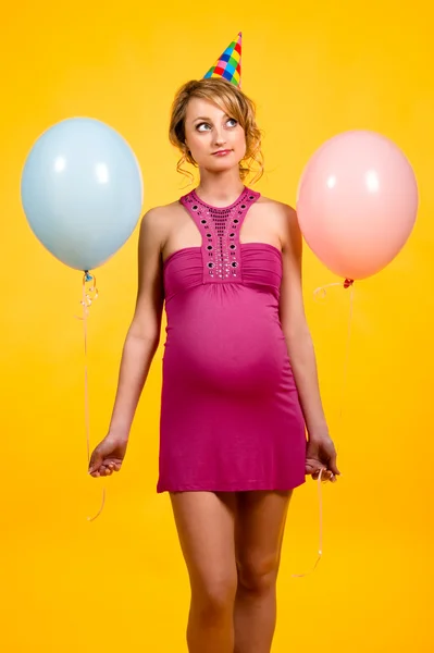 Прекрасна вагітна молода жінка з повітряними кулями — стокове фото