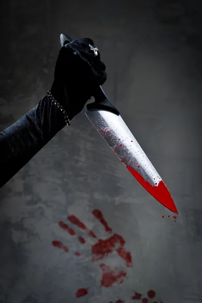 Mão feminina com faca sangrenta — Fotografia de Stock