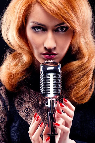 Güzel kızıl saçlı kız retro mikrofon ile — Stok fotoğraf