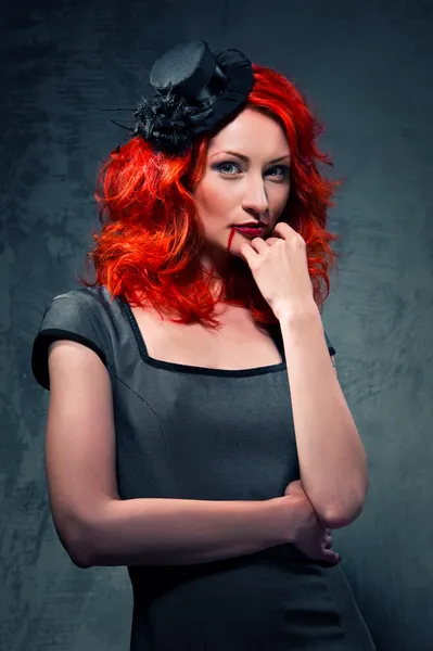 Prachtige redhead vrouw met bloed aan haar lippen — Stockfoto