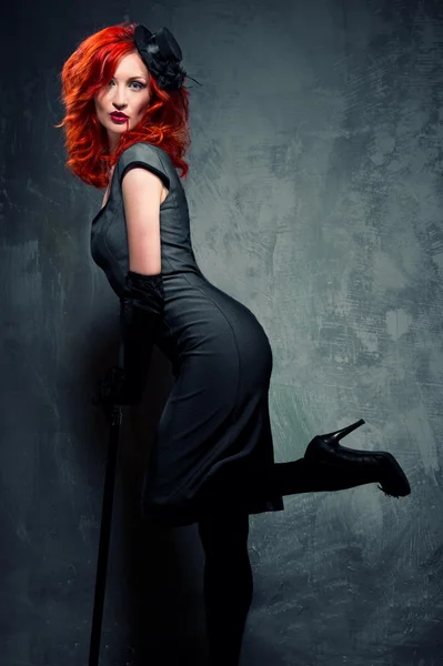 Baştan çıkarıcı Kızıl saçlı kadın kapalı — Stok fotoğraf