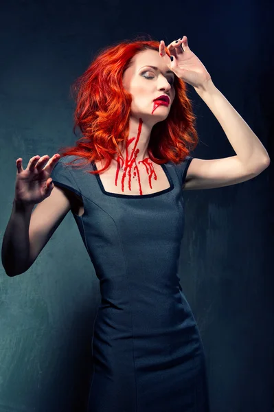 Mujer pelirroja con sangre en la cara y el cuello — Foto de Stock