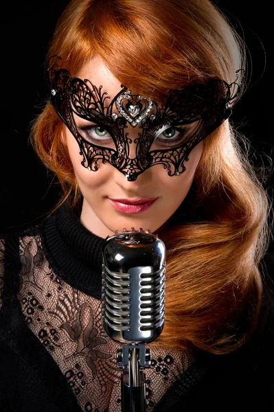 Прекрасная рыжая женщина с ретро-микрофоном — стоковое фото