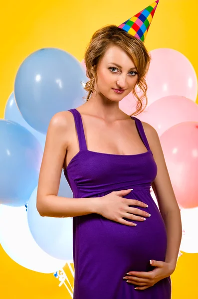 Прекрасная беременная молодая женщина — стоковое фото
