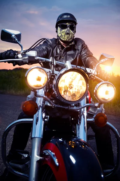 Байкер на мотоцикле — стоковое фото