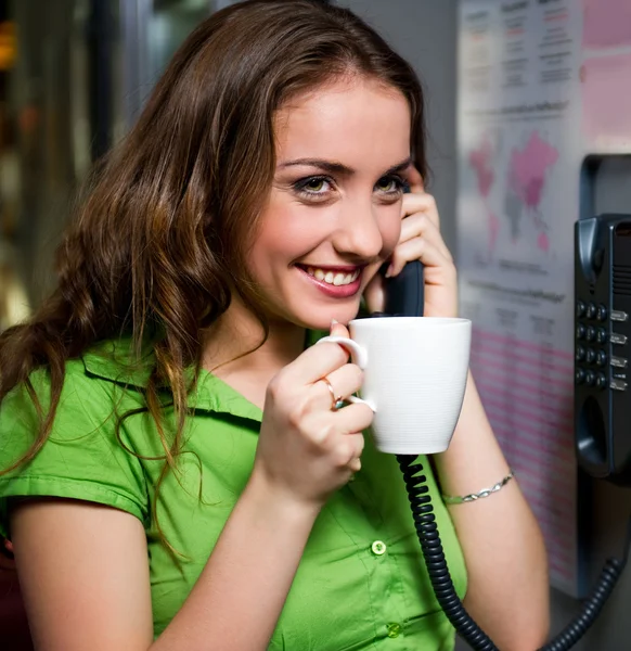 性格开朗的年轻女子用电话聊天 — 图库照片