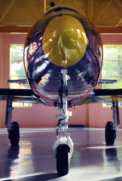 Реактивный самолет в ангаре — стоковое фото