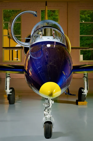 Avião a jato no hangar — Fotografia de Stock