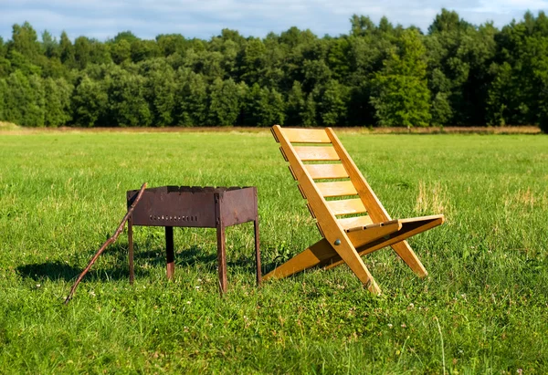 Кресло и барбекю — стоковое фото