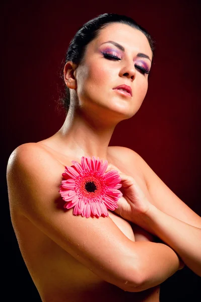Ελκυστική κοπέλα με ροζ λουλούδι — Φωτογραφία Αρχείου