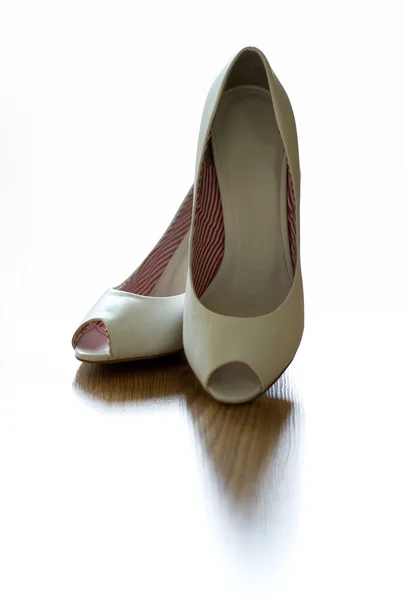 Kvinnliga vita skor — Stockfoto