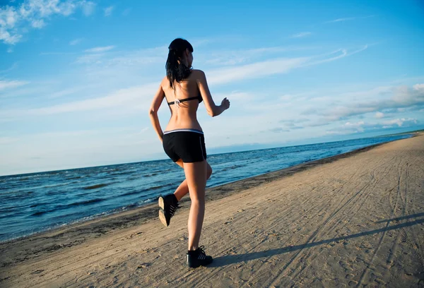Mujer corriendo en la playa — Foto de Stock