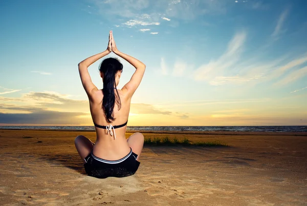 Woman doing yoga exercise outdoors — Stock Photo, Image