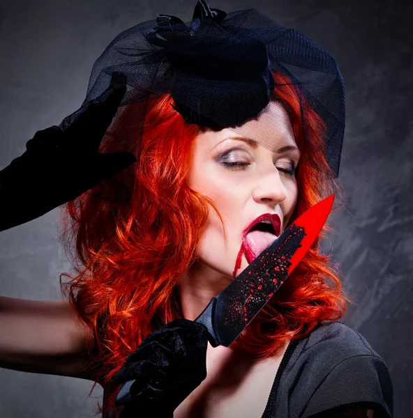 Yakından kanlı bıçaklı güzel kızıl saçlı kadın. — Stok fotoğraf