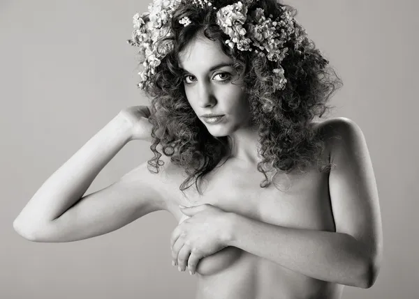 그녀의 헤어스타일에 꽃과 함께 아름 다운 소녀 — 스톡 사진