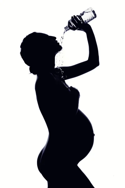 물을 마시는 임신부 — 스톡 사진