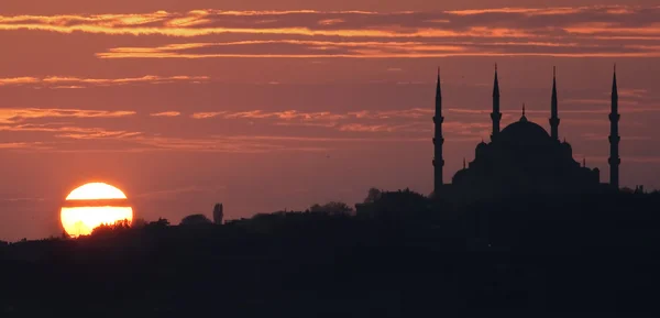Silhouette de la mosquée et soleil — Photo
