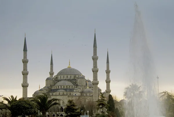 Sultanahmet mosque and a fountain — Stock Photo, Image