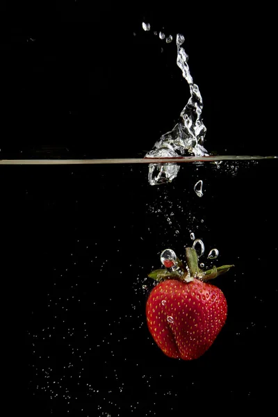 Aardbeien in water — Stockfoto