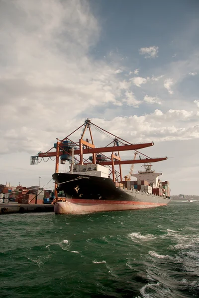 Embarcación de contenedores atracada y anclada en el puerto — Foto de Stock