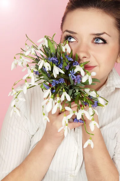 Girl and snowdrops — Stockfoto