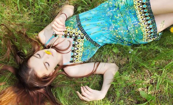 Girl lies on grass — 图库照片