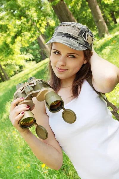 Woman holds binoculars — Stock Photo, Image