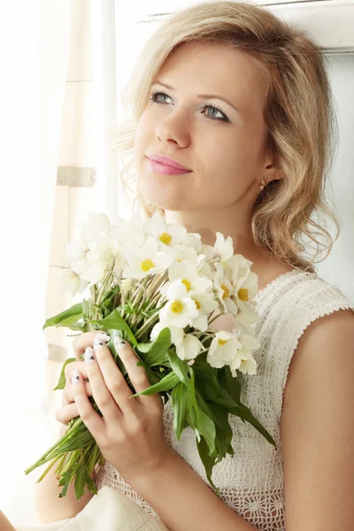 Dívka drží kytici — Stock fotografie