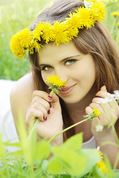 To smell the dandelion — Stock Photo, Image