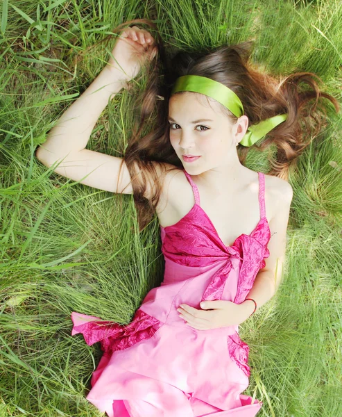 Chica se acuesta en la hierba — Foto de Stock
