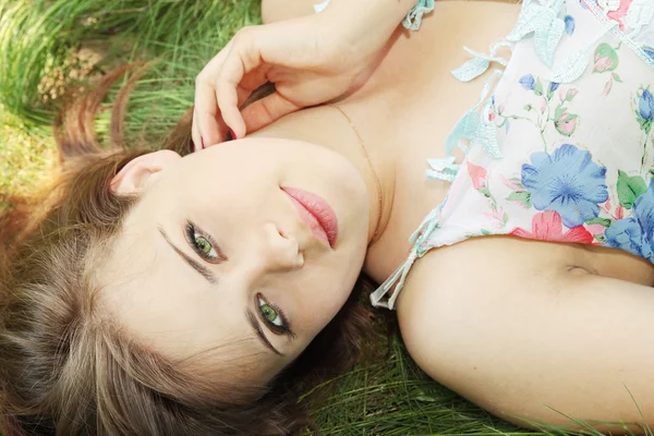 Meisje ligt op gras — Stockfoto