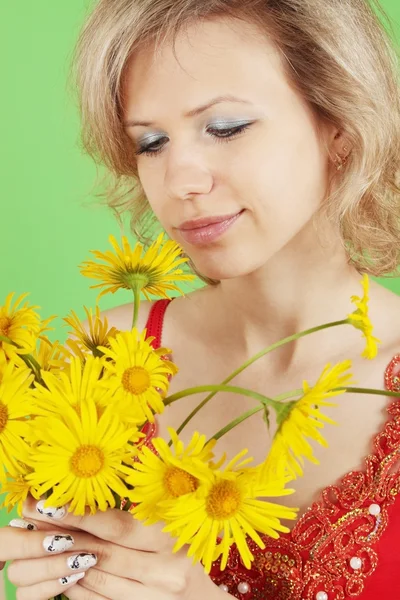 Kvinna med blommor — Stockfoto
