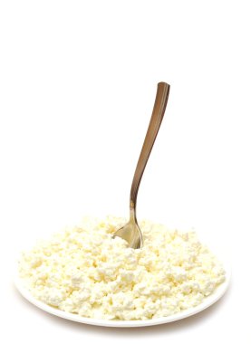 süzme peynir ve beyaz tabak kaşık yığını