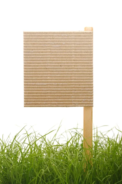 Pappschild mit Gras isoliert auf weißem Hintergrund — Stockfoto