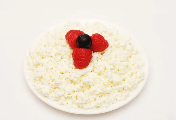 Kırmızı meyve olgun çilek plaka w üzerinde süzme peynir — Stok fotoğraf