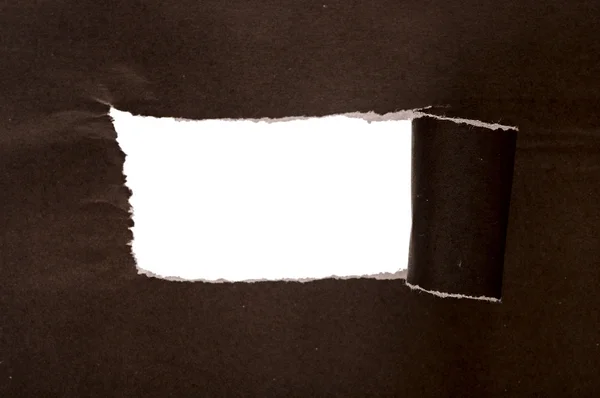 Лист чорного розірваного паперу на білому тлі — стокове фото