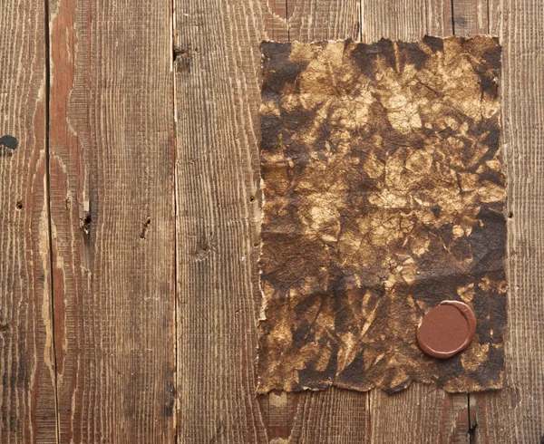 Altes Papier mit Wachssiegel auf brauner Holzstruktur mit natürlichem Tuch — Stockfoto