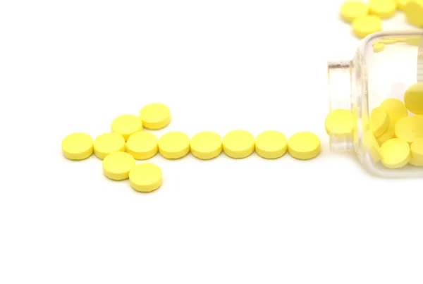 Χάπια σε φιαλίδιο που απομονώνονται σε λευκό φόντο — Φωτογραφία Αρχείου