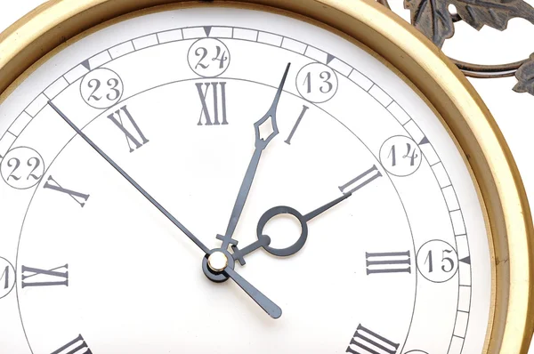 Beyaz arkaplanda klasik saat — Stok fotoğraf