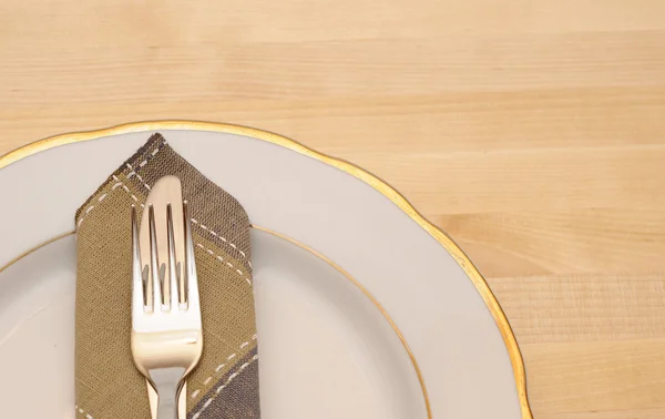 나무 테이블에 흰 접시와 포크와 나이프 — 스톡 사진