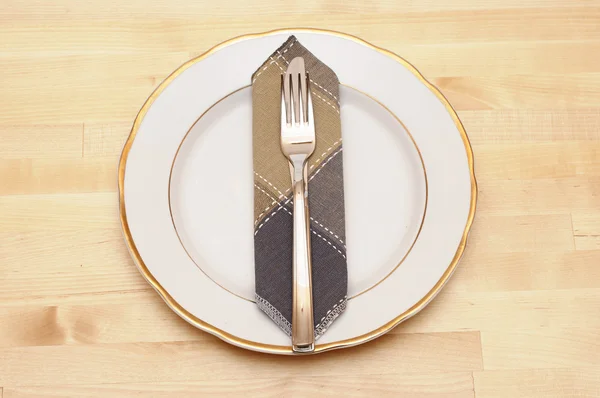 Cuchillo y tenedor con plato blanco sobre mesa de madera —  Fotos de Stock