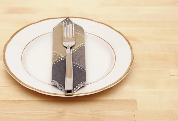 Mes en vork met witte plaat op houten tafel — Stockfoto