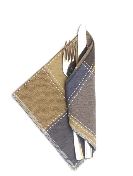 白い背景の上のナプキンにナイフとフォーク — ストック写真