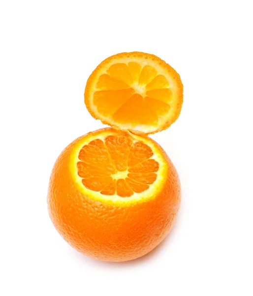Открытый спелый мандарин изолирован на белом фоне — стоковое фото