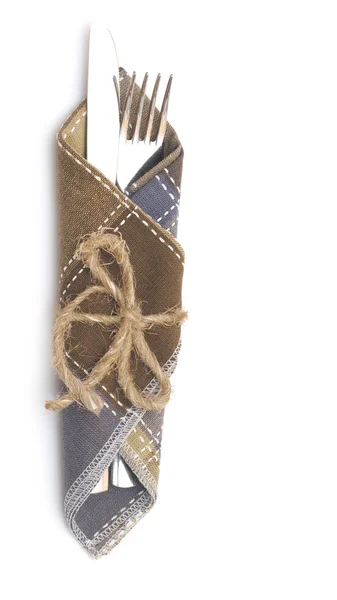 Messer und Gabel in Textilserviette auf weißem Hintergrund — Stockfoto
