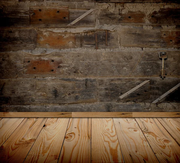 Antigua sala grunge con llave vintage en la pared de madera — Foto de Stock