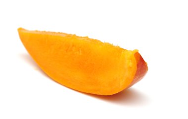 taze mango dilim üzerinde beyaz izole