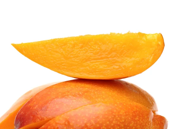 Färsk mango slice isolerad på vit — Stockfoto