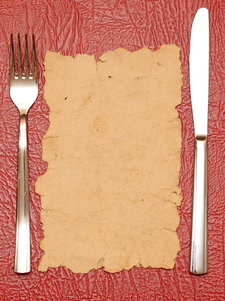 Μαχαίρι και πιρούνι σε παλιό χαρτί. χώρο για το κείμενο — Φωτογραφία Αρχείου