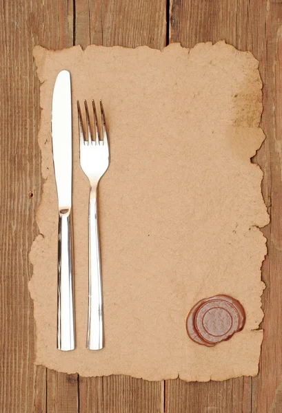 Couteau et fourchette sur vieux papier. espace pour le texte — Photo